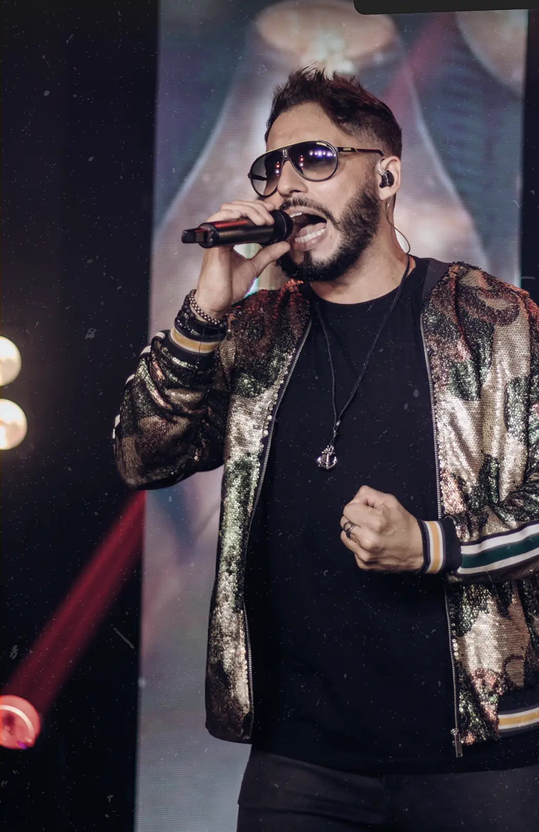 Luiz Paulo cantando com um microfone